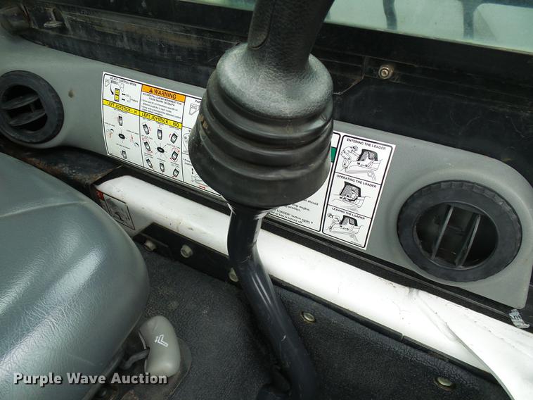 image for item DE5211 2006 Bobcat T300 skid steer
