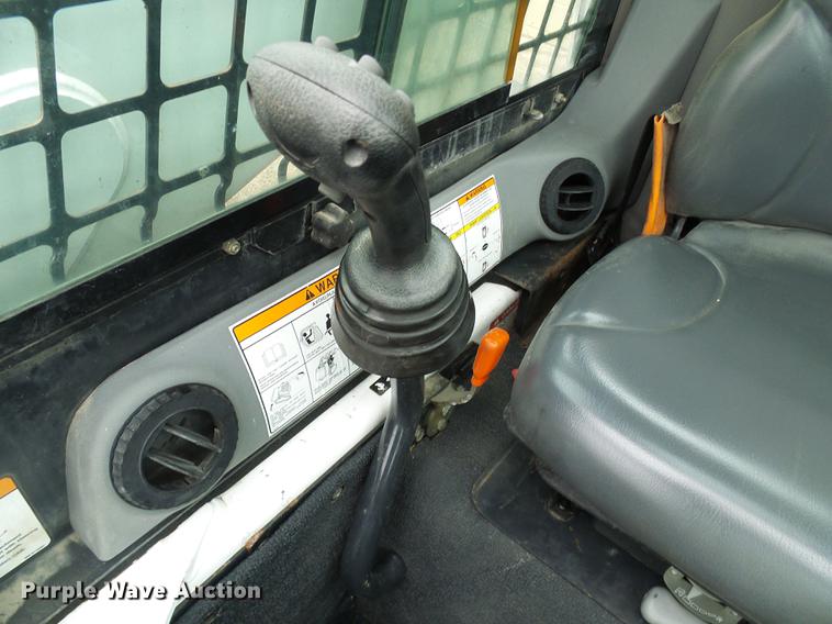 image for item DE5211 2006 Bobcat T300 skid steer