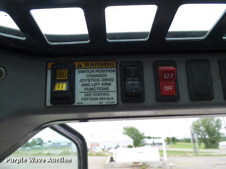 image for item DE5211 2006 Bobcat T300 skid steer