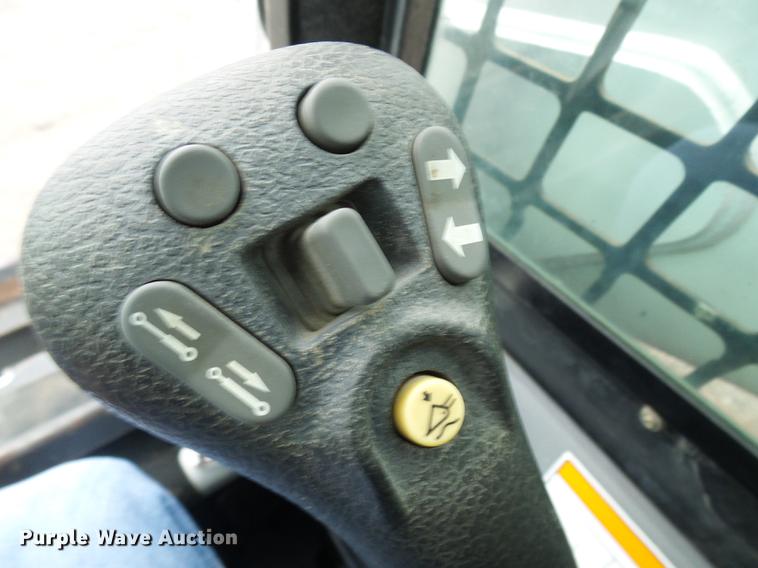 image for item DE5211 2006 Bobcat T300 skid steer