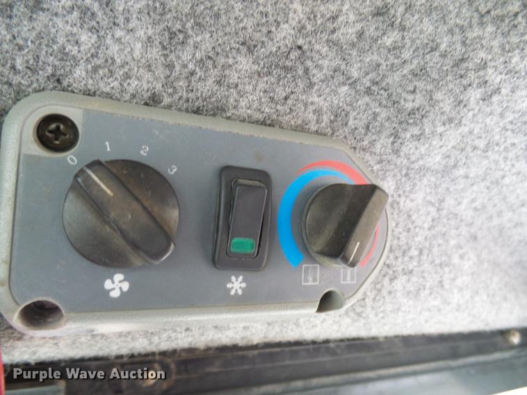 image for item DE5211 2006 Bobcat T300 skid steer