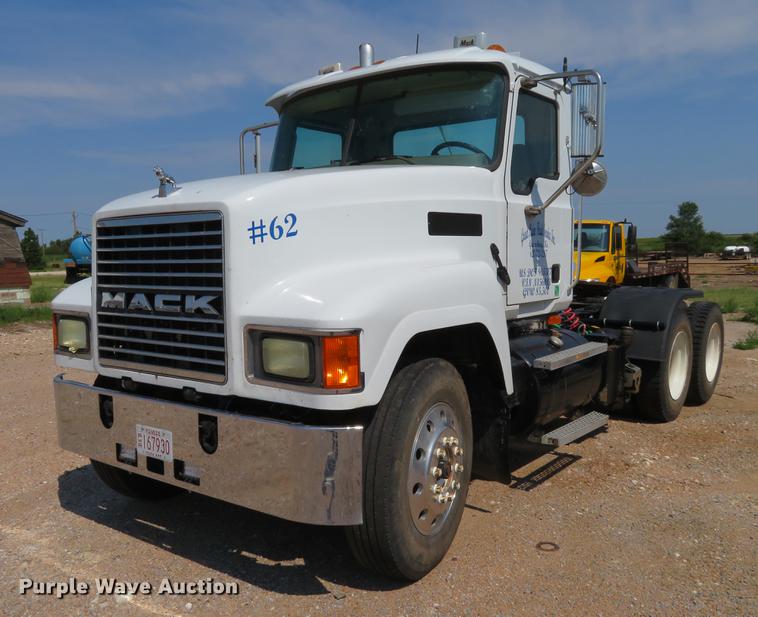 image for item DE6367 2004 Mack CH613 semi truck