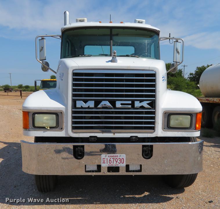 image for item DE6367 2004 Mack CH613 semi truck
