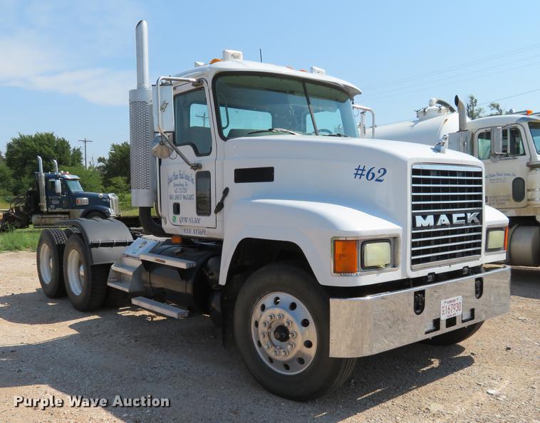 image for item DE6367 2004 Mack CH613 semi truck