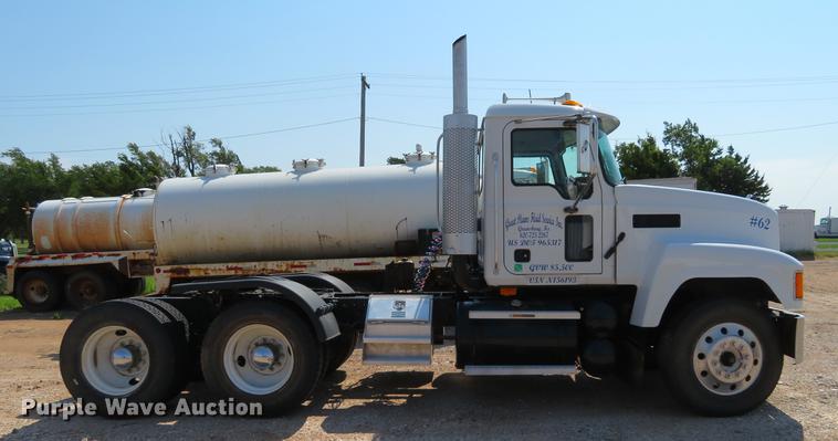 image for item DE6367 2004 Mack CH613 semi truck