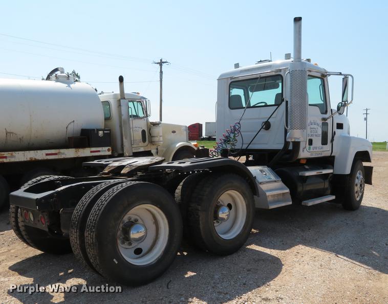 image for item DE6367 2004 Mack CH613 semi truck