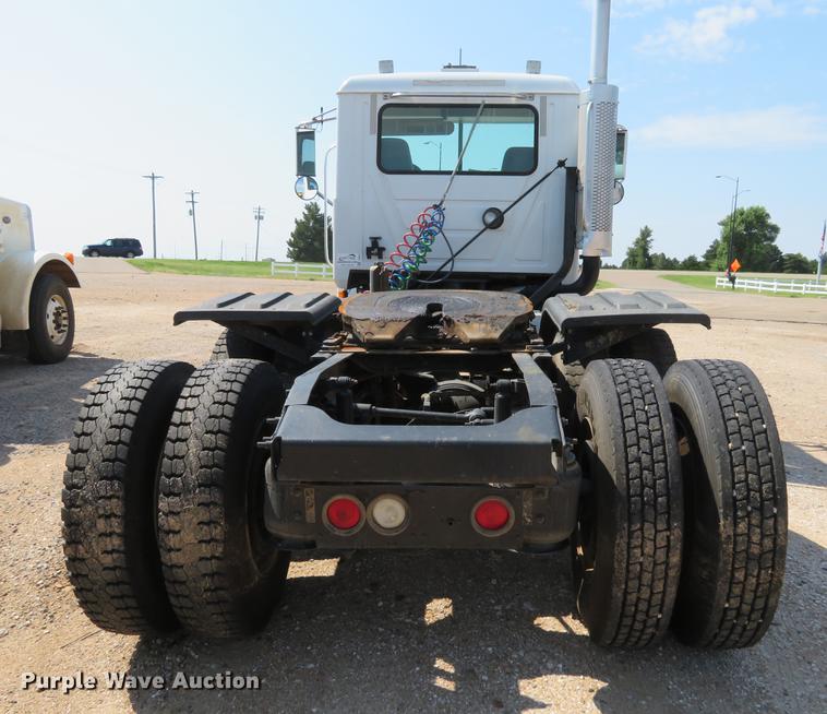 image for item DE6367 2004 Mack CH613 semi truck