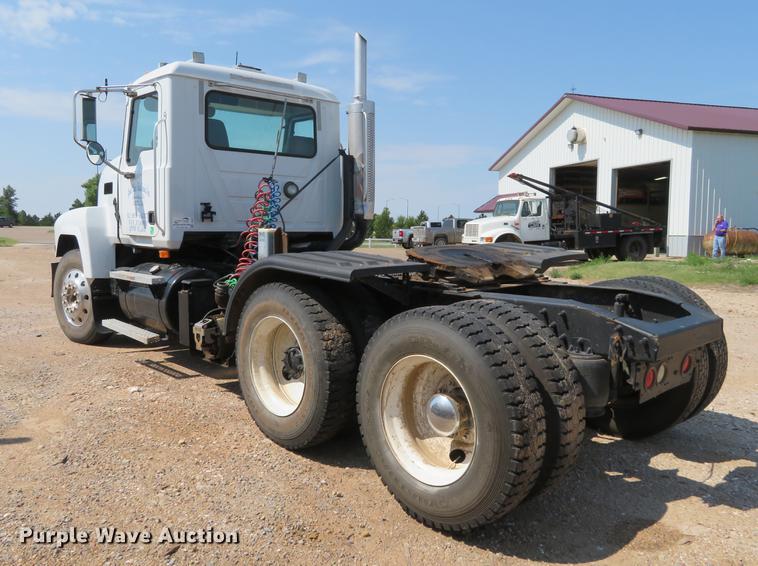 image for item DE6367 2004 Mack CH613 semi truck