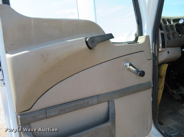 image for item DE6367 2004 Mack CH613 semi truck