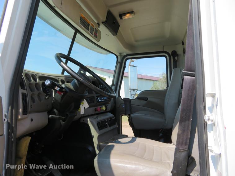 image for item DE6367 2004 Mack CH613 semi truck