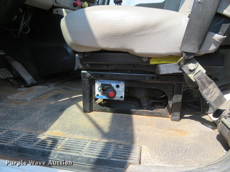 image for item DE6367 2004 Mack CH613 semi truck