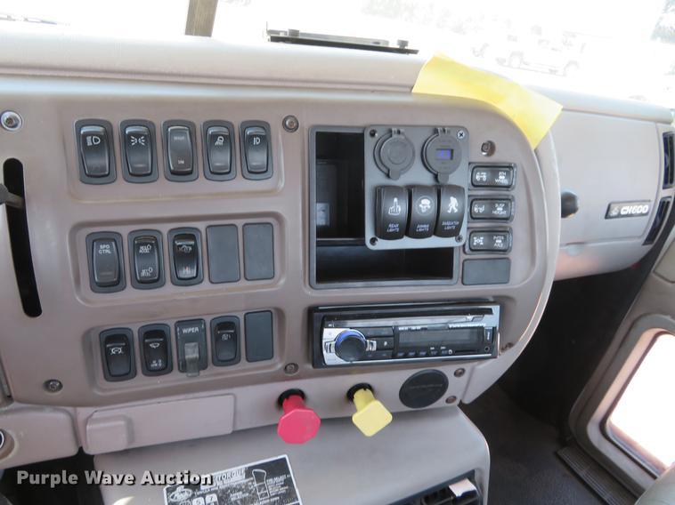 image for item DE6367 2004 Mack CH613 semi truck