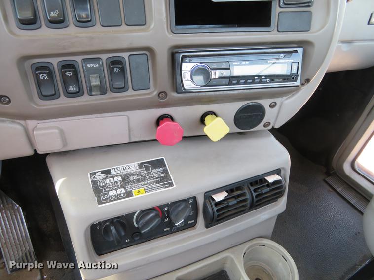 image for item DE6367 2004 Mack CH613 semi truck