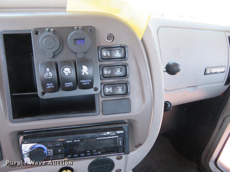 image for item DE6367 2004 Mack CH613 semi truck