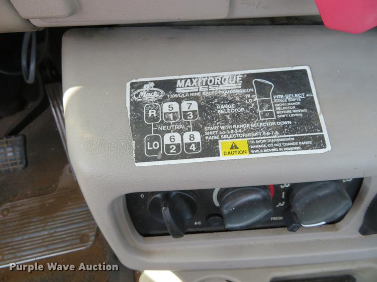 image for item DE6367 2004 Mack CH613 semi truck