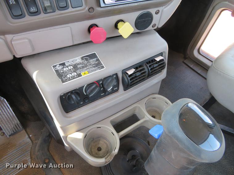 image for item DE6367 2004 Mack CH613 semi truck