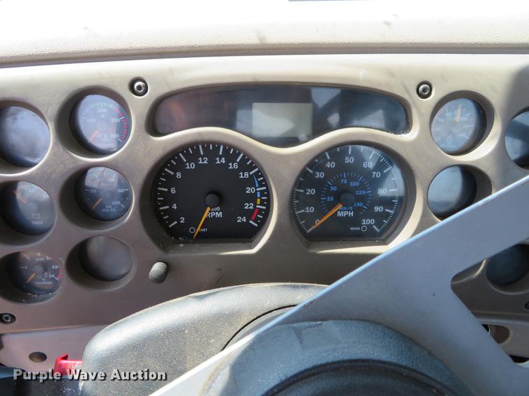 image for item DE6367 2004 Mack CH613 semi truck