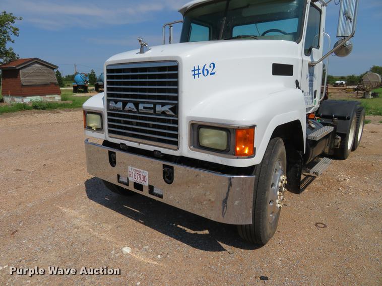image for item DE6367 2004 Mack CH613 semi truck