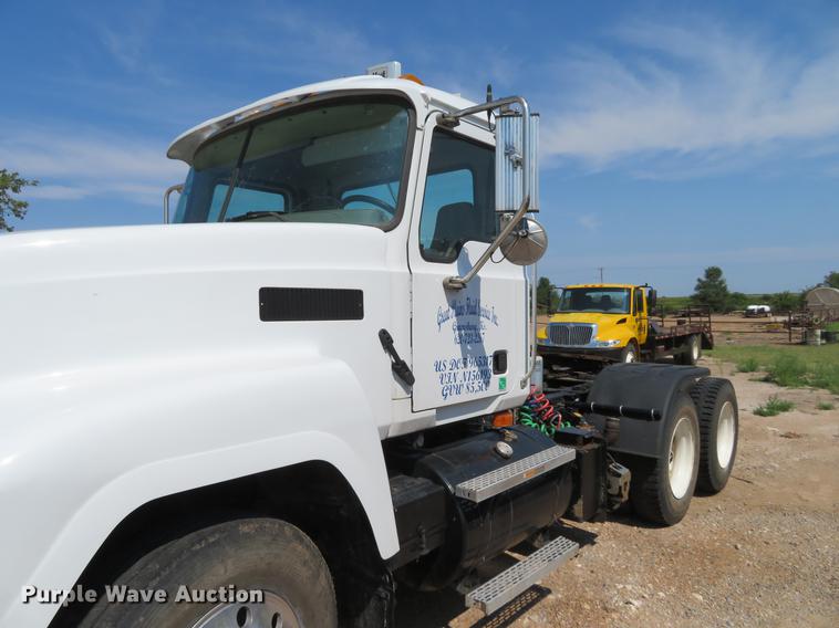 image for item DE6367 2004 Mack CH613 semi truck