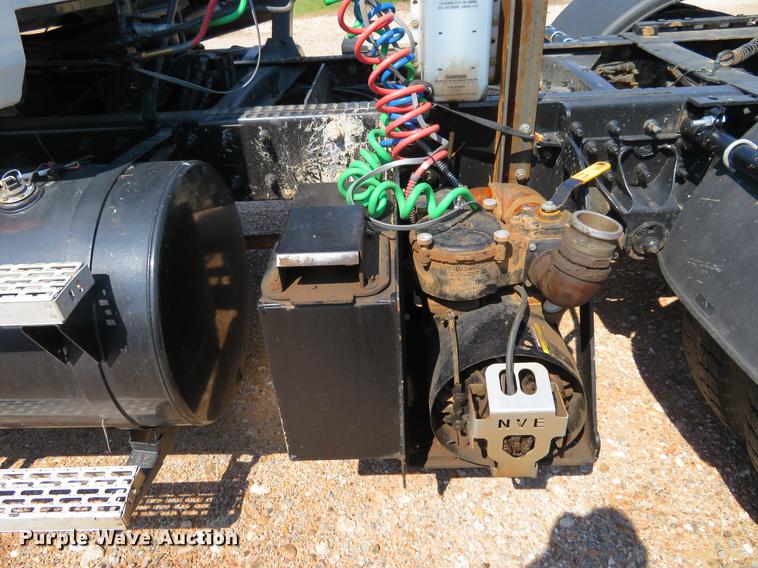 image for item DE6367 2004 Mack CH613 semi truck