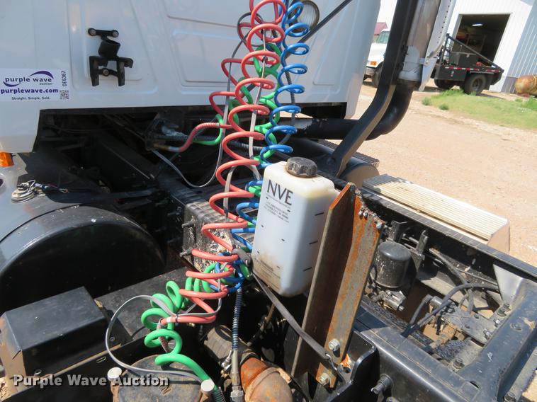 image for item DE6367 2004 Mack CH613 semi truck