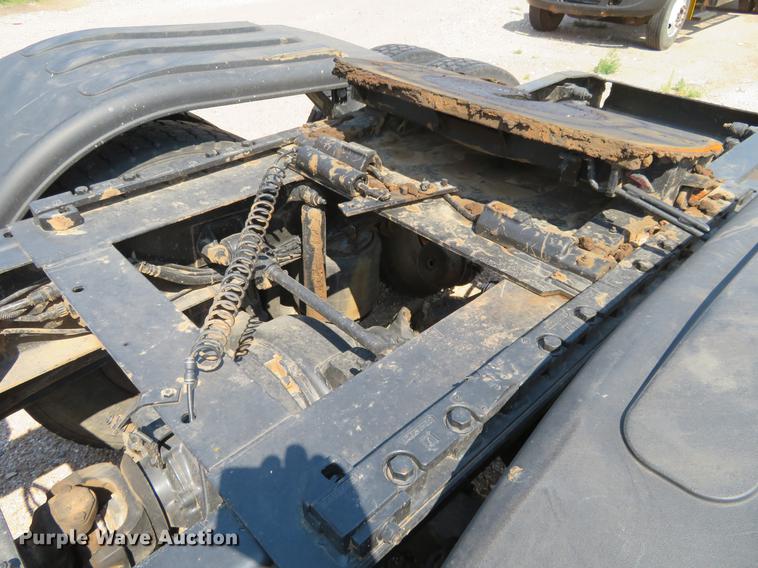 image for item DE6367 2004 Mack CH613 semi truck