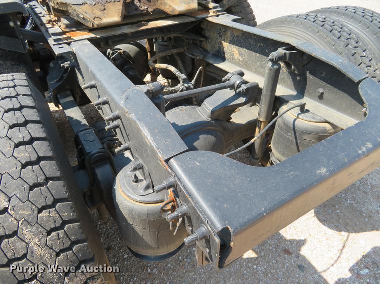 image for item DE6367 2004 Mack CH613 semi truck