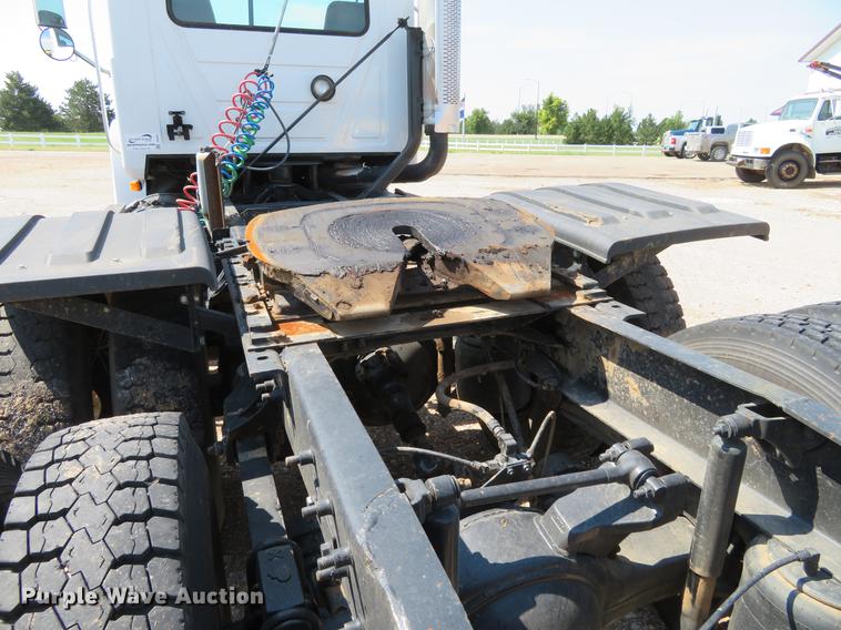 image for item DE6367 2004 Mack CH613 semi truck