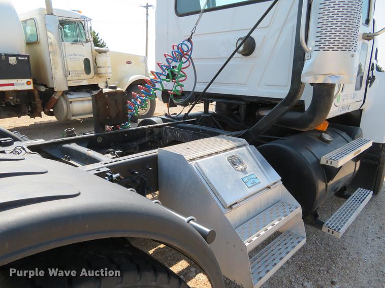 image for item DE6367 2004 Mack CH613 semi truck