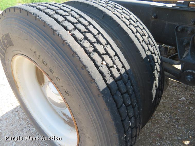 image for item DE6367 2004 Mack CH613 semi truck