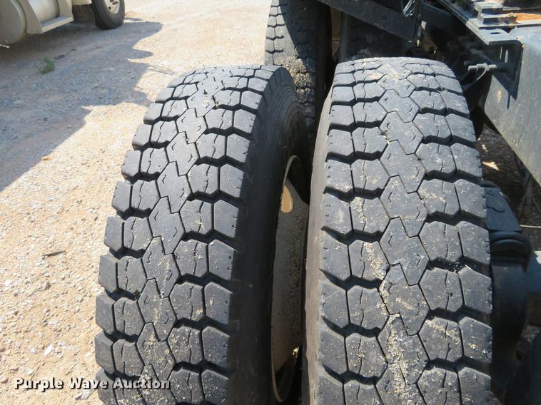 image for item DE6367 2004 Mack CH613 semi truck