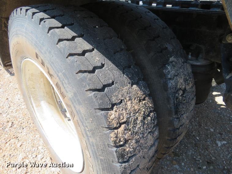 image for item DE6367 2004 Mack CH613 semi truck