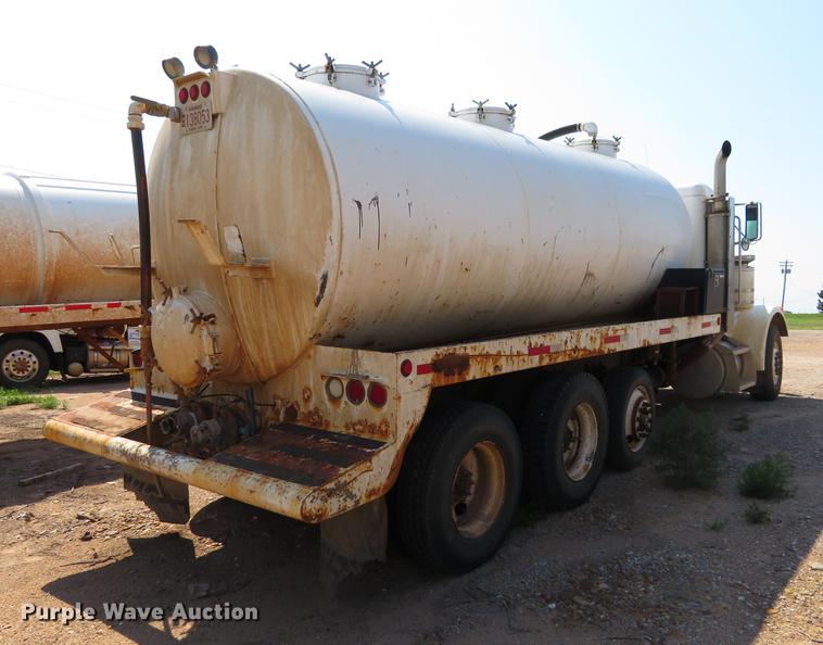 image for item DE6368 2000 Peterbilt 378 vacuum truck