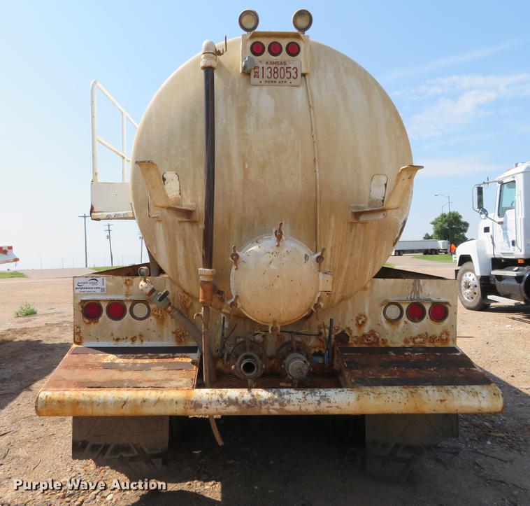 image for item DE6368 2000 Peterbilt 378 vacuum truck