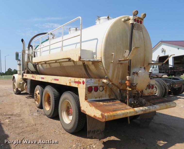 image for item DE6368 2000 Peterbilt 378 vacuum truck