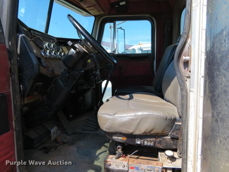 image for item DE6368 2000 Peterbilt 378 vacuum truck