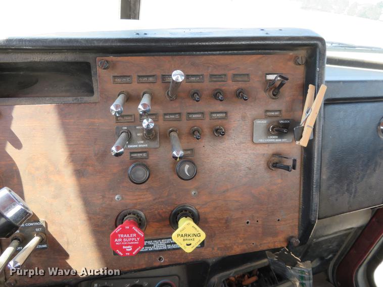 image for item DE6368 2000 Peterbilt 378 vacuum truck