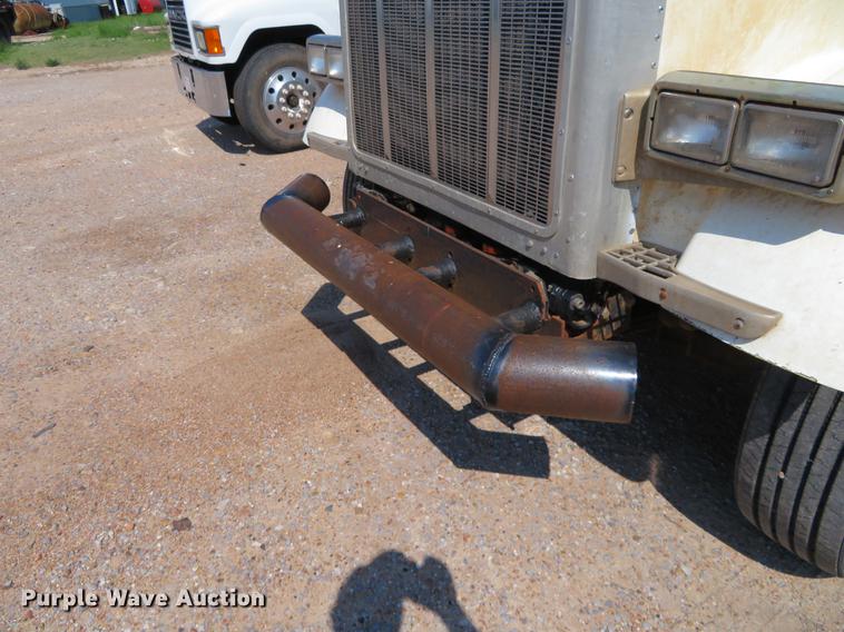 image for item DE6368 2000 Peterbilt 378 vacuum truck