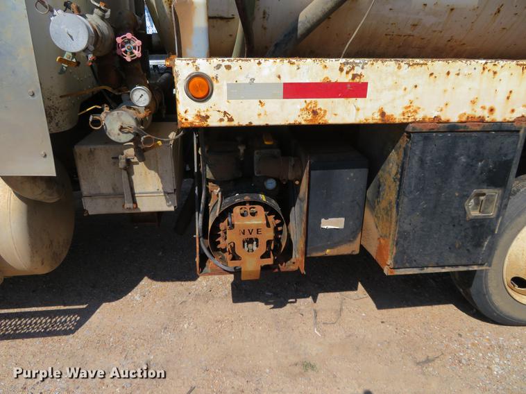 image for item DE6368 2000 Peterbilt 378 vacuum truck
