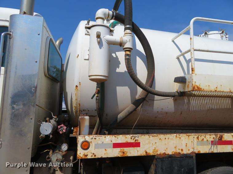 image for item DE6368 2000 Peterbilt 378 vacuum truck