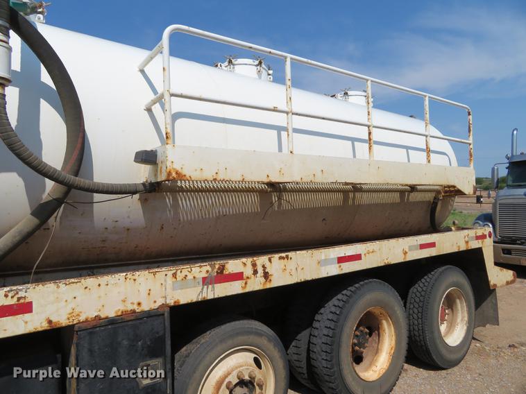 image for item DE6368 2000 Peterbilt 378 vacuum truck