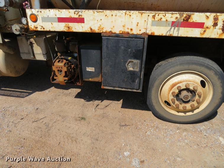 image for item DE6368 2000 Peterbilt 378 vacuum truck