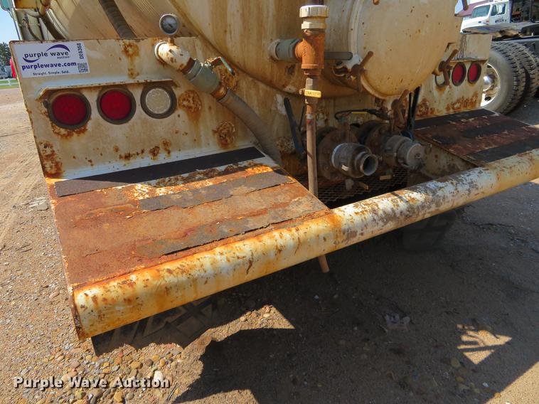 image for item DE6368 2000 Peterbilt 378 vacuum truck