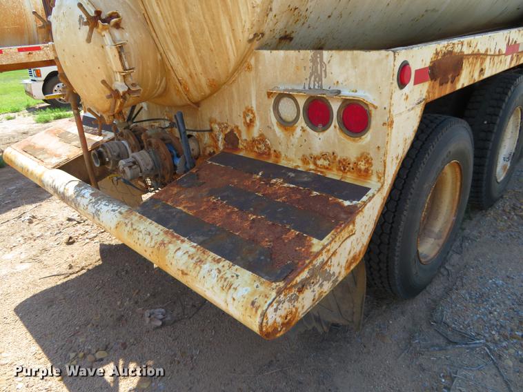 image for item DE6368 2000 Peterbilt 378 vacuum truck