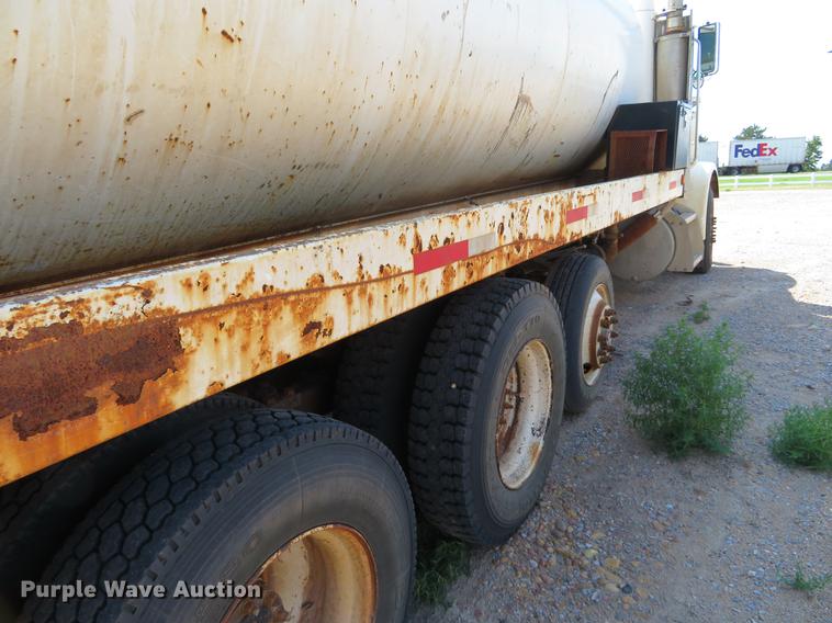 image for item DE6368 2000 Peterbilt 378 vacuum truck