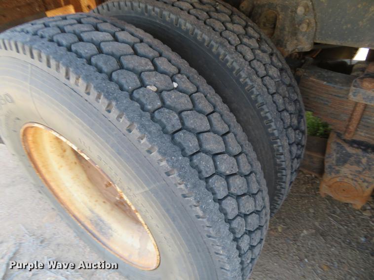 image for item DE6368 2000 Peterbilt 378 vacuum truck