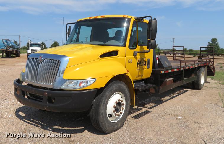 image for item DE6369 2004 International 4300 flatbed truck