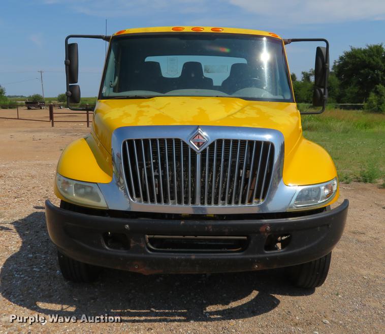 image for item DE6369 2004 International 4300 flatbed truck