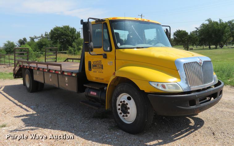 image for item DE6369 2004 International 4300 flatbed truck