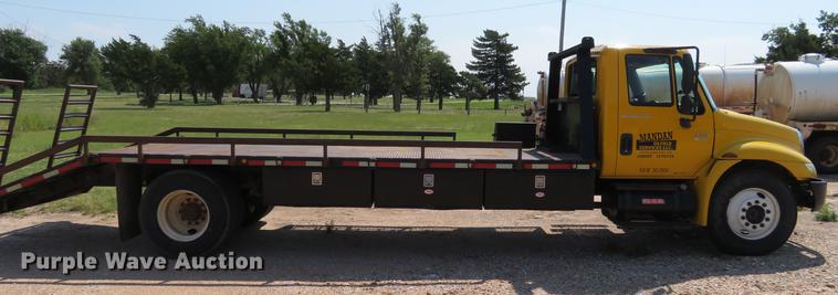 image for item DE6369 2004 International 4300 flatbed truck